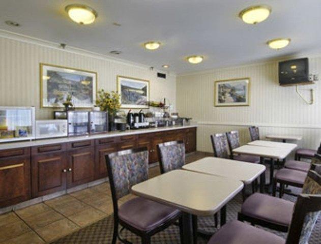 Howard Johnson Inn Cleveland Airport Brook Park Restoran gambar