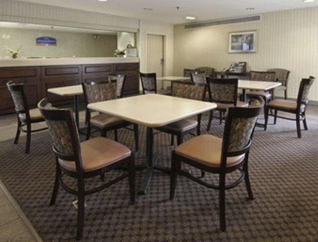 Howard Johnson Inn Cleveland Airport Brook Park Restoran gambar